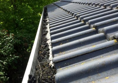 vuile en volle dakgoot